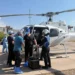 Personal de salud y emergencia abordo de un helicóptero en helipuerto.