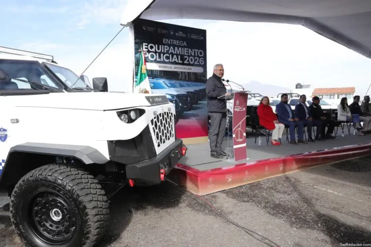 Camión policial nuevo en evento de entrega de equipo en Morelia, Michoacán.