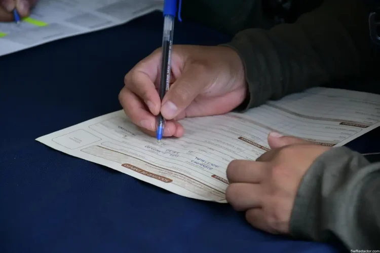 Escribir y preencher formulario de solicitud de empleo en escritorio.