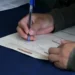 Escribir y preencher formulario de solicitud de empleo en escritorio.