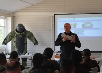 Equipo de policía en capacitación de seguridad y manejo de armas.