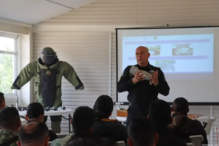 Equipo de policía en capacitación de seguridad y manejo de armas.