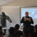 Equipo de policía en capacitación de seguridad y manejo de armas.