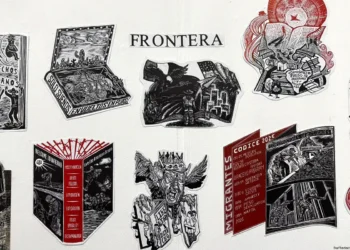 Casi todo en blanco y negro, con algunos detalles en rojo, en forma de stickers o ilustraciones en una pared.