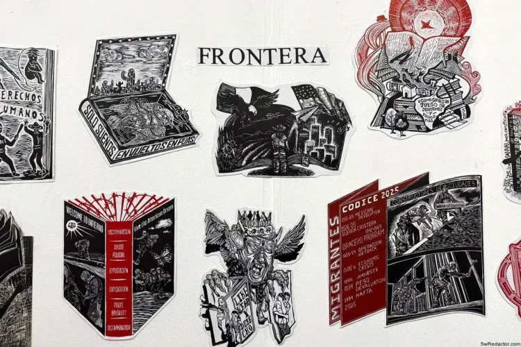 Casi todo en blanco y negro, con algunos detalles en rojo, en forma de stickers o ilustraciones en una pared.