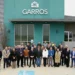 1. Grupo de empleados en frente de la sede de Garros, edificio corporativo moderno.