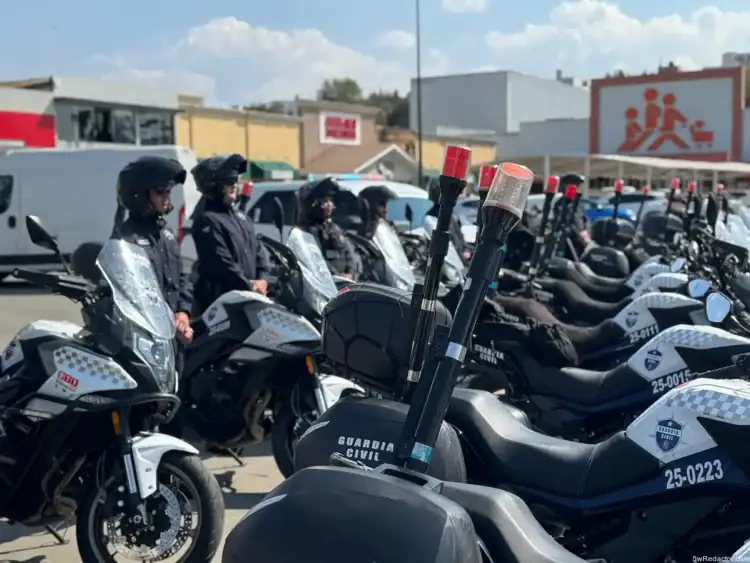 Escuadrón de motos de la Guardia Civil en formación en un parque de motos policiales.