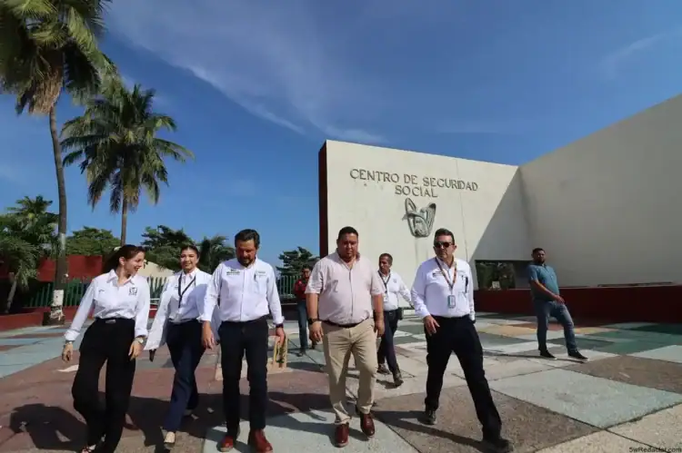 Seguridad social, personal en uniforme saliendo del centro de seguridad social en clima soleado.