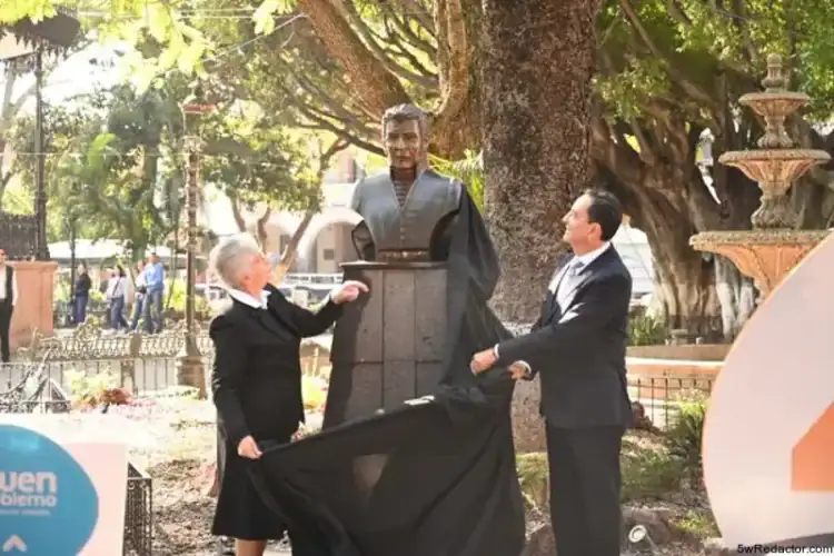 Carlos Soto revelando busto de mármol en parque público en la Ciudad de México.