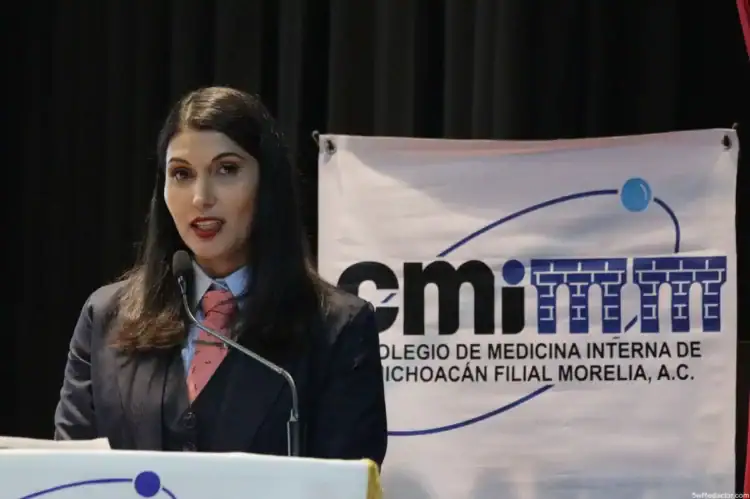 Maribel Mejía presidenta del Colegio de Medicina Interna