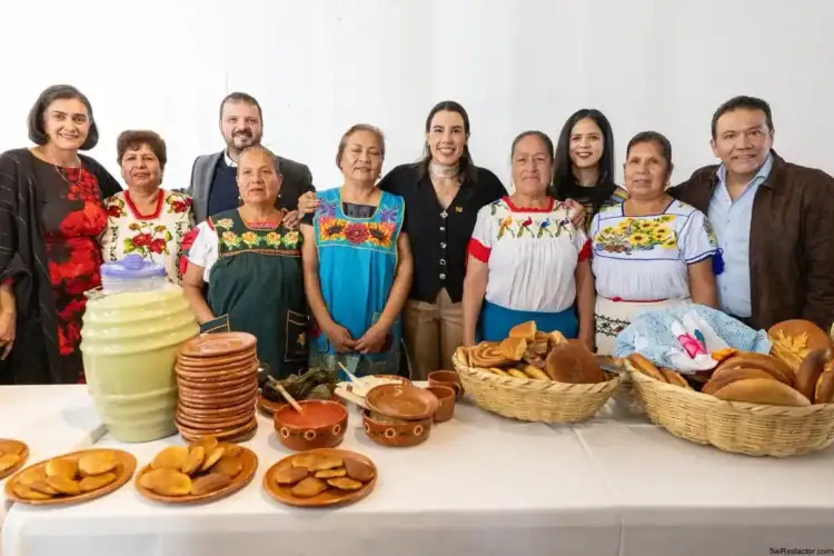 Personas celebrando con comida tradicional mexicana en evento cultural.