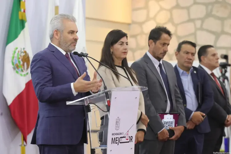 Asistencia a conferencia de funcionarios en Michoacán, México, en un acto oficial.