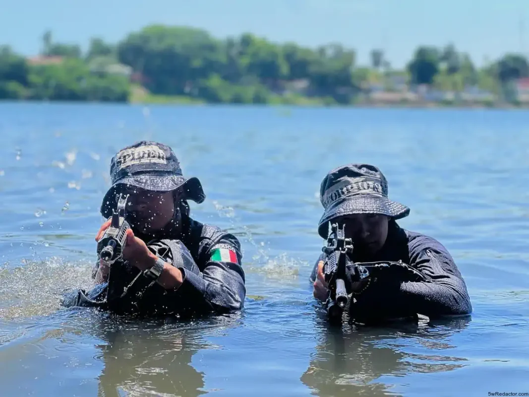Ejército mexicano en entrenamiento con armas en cuerpo de agua.