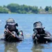 Ejército mexicano en entrenamiento con armas en cuerpo de agua.