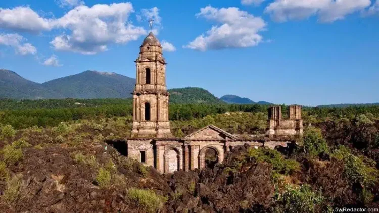Ruinas históricas en México con paisaje de montaña y vegetación exuberante.