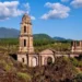 Ruinas históricas en México con paisaje de montaña y vegetación exuberante.