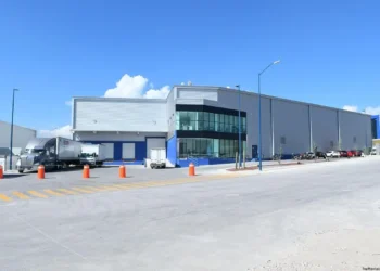 Amplio almacén logístico con modernas instalaciones y área de carga y descarga eficiente.