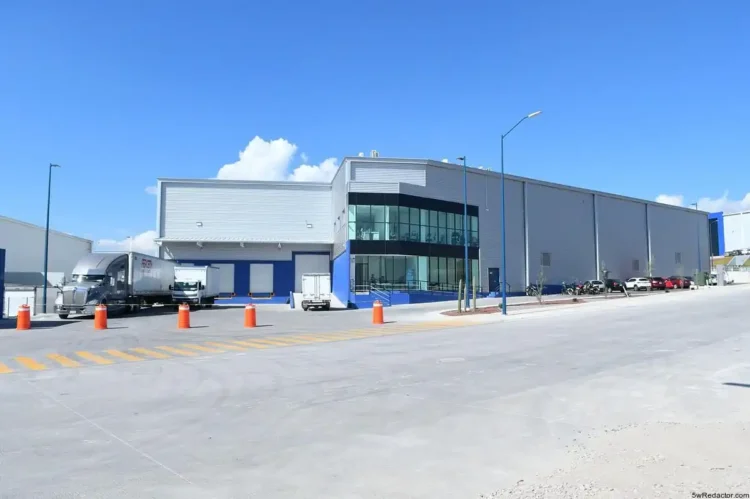 Amplio almacén logístico con modernas instalaciones y área de carga y descarga eficiente.