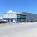 Amplio almacén logístico con modernas instalaciones y área de carga y descarga eficiente.
