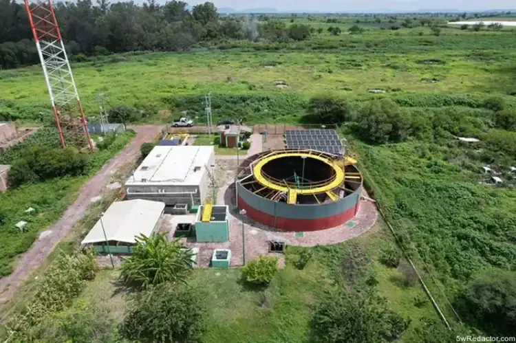 Centro de control de plantas de tratamiento de agua con paneles solares y estructura moderna.
