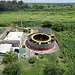 Centro de control de plantas de tratamiento de agua con paneles solares y estructura moderna.