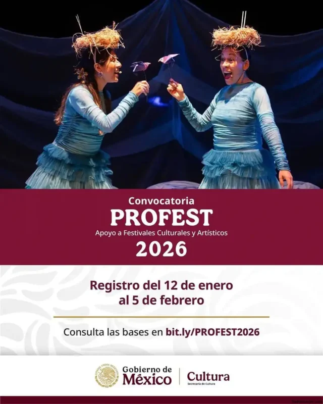 1. Mujeres en presentación artística con sombreros y paraguas en escenario oscuro.