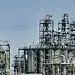 Tuberías y estructuras industriales en planta química, tecnología y procesamiento de petróleo.