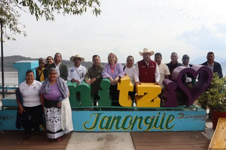 Personas en la plaza tourism en Tonquie, Chiapas, México, con letras decorativas y paisaje natural de fondo.