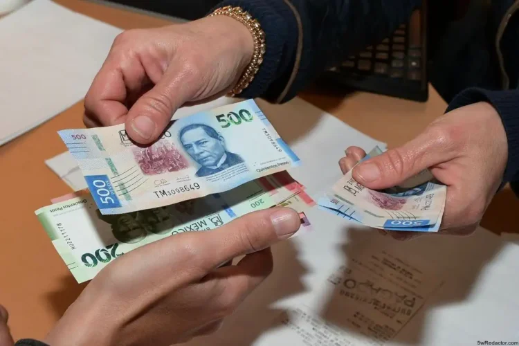 Dinero en efectivo mexicano, billetes de 500 y 200 pesos, siendo contado en una transacción.