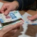 Dinero en efectivo mexicano, billetes de 500 y 200 pesos, siendo contado en una transacción.