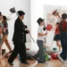Esquina de niños y adultos participando en obra de teatro escolar con accesorios creativos.