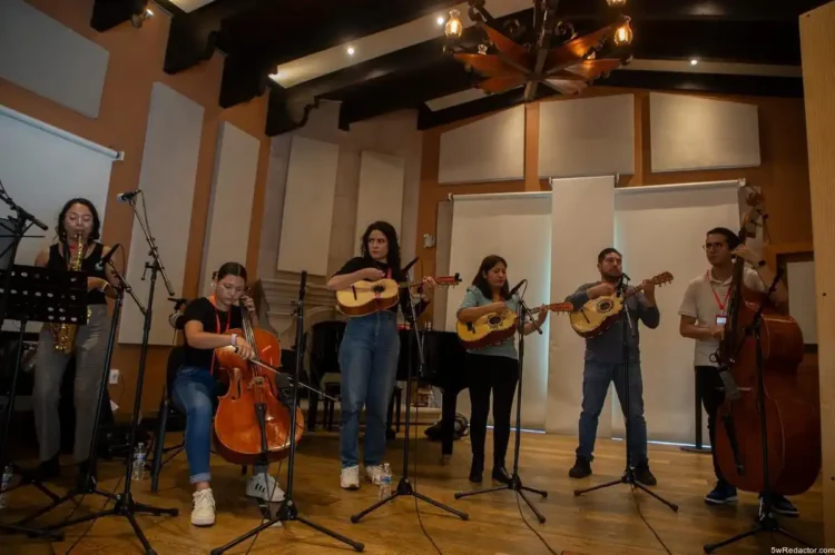 Artes musical en estudio con instrumentos de cuerda y viento en ambiente de grabación.