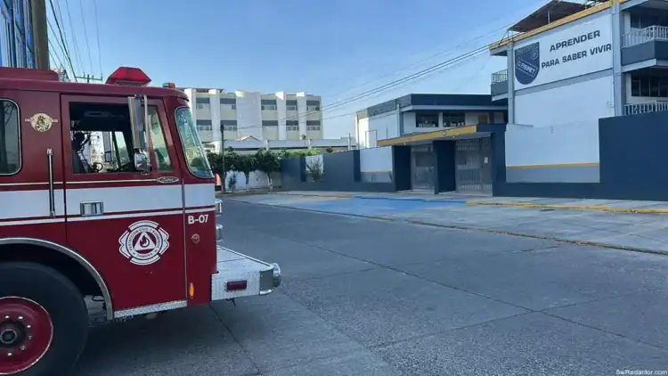 Fuego de emergencia en calle de la ciudad, vehículo de bomberos en acción, protección y seguridad pública.