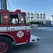 Fuego de emergencia en calle de la ciudad, vehículo de bomberos en acción, protección y seguridad pública.