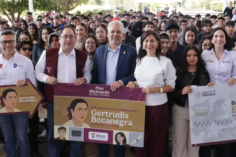 Bocanegra recibiendo apoyo para transporte en evento con gran asistencia.