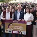 Bocanegra recibiendo apoyo para transporte en evento con gran asistencia.