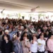 A LT tag: Gran evento con gran multitud en una tienda de campaña al aire libre.