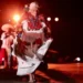Vestido tradicional mexicano en una danza folklórica, resaltando cultura y color en un escenario con.