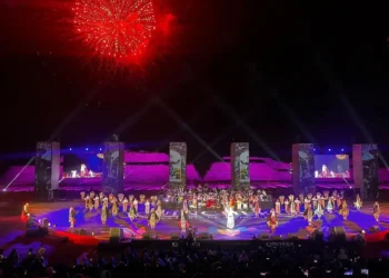 Espectáculo de fuegos artificiales y danza en la K’uínchekua 2026 en un escenario grande y colorido.