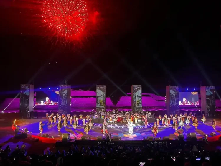 Espectáculo de fuegos artificiales y danza en la K’uínchekua 2026 en un escenario grande y colorido.