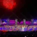 Espectáculo de fuegos artificiales y danza en la K’uínchekua 2026 en un escenario grande y colorido.