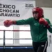 Guantes y casco de boxeo en entrenamiento en gimnasio de México.