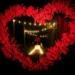 Amor en forma de corazón con luces y flores en evento nocturno romántico.