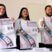 La imagen muestra personas participando en una campaña contra la discriminación, sosteniendo cartele.