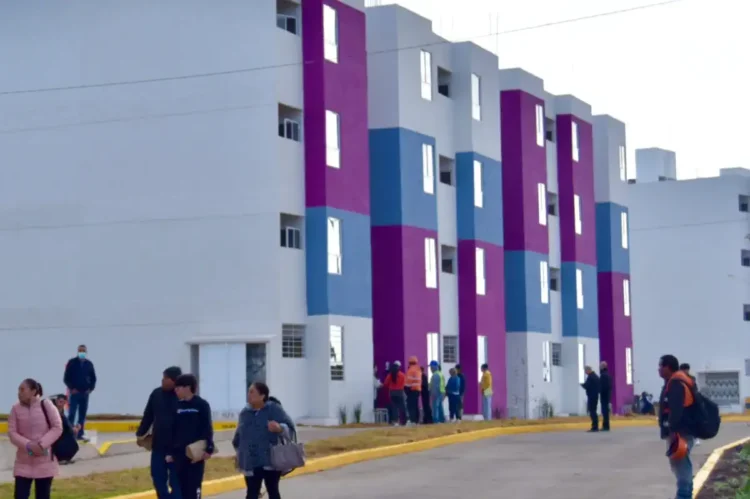 Viviendas coloridas en un complejo residencial moderno en México.