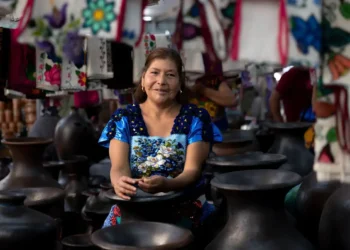 Tianguis artesanal de Uruapan 2026 con artesanas indígenas y obras de tradición michoacana