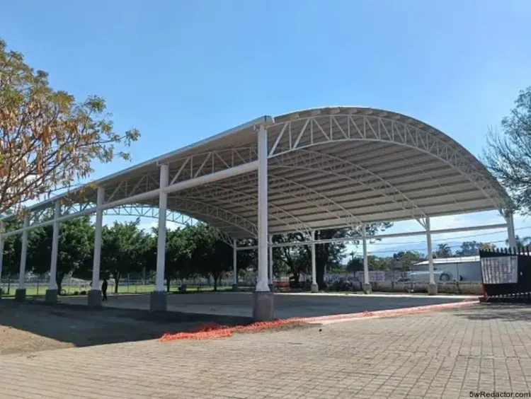 rehabilitación de techumbre en la Unidad Deportiva El Chamizal