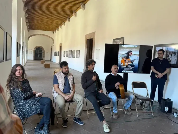Taller de discusión en el Festival Internacional de Guitarras del Mundo en Michoacán.