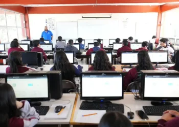 Estudiantes en aula de informática aprendiendo inteligencia artificial en Michoacán.