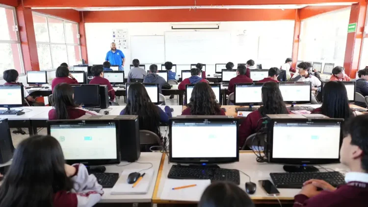 Estudiantes en aula de informática aprendiendo inteligencia artificial en Michoacán.